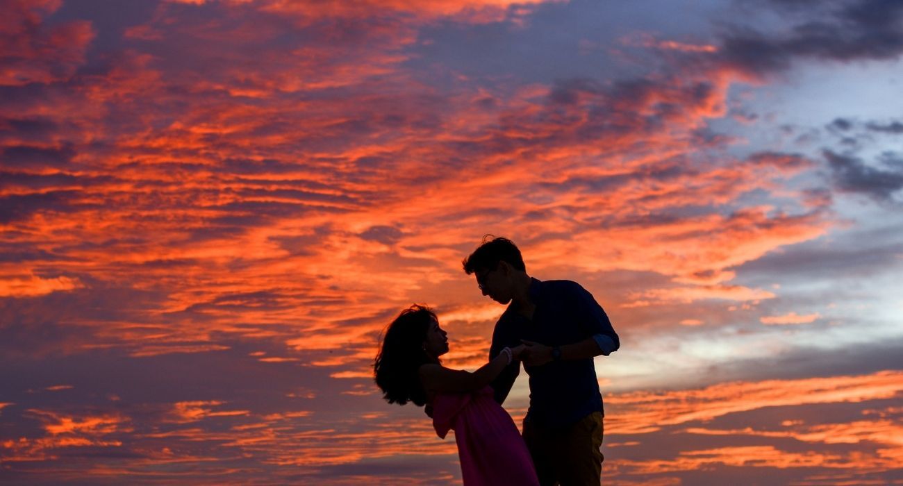 couple silhouette in sunset
